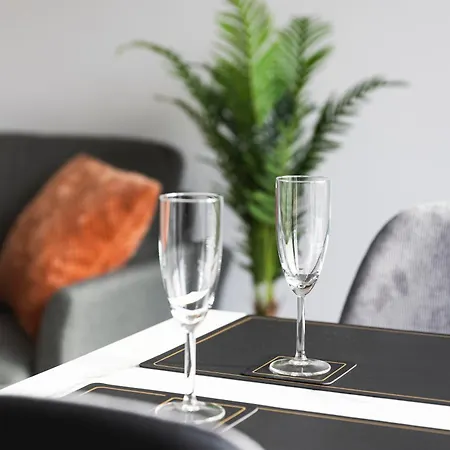 44 - Modern, Gemuetlich, Wlan, Balkon, Stellplatz *